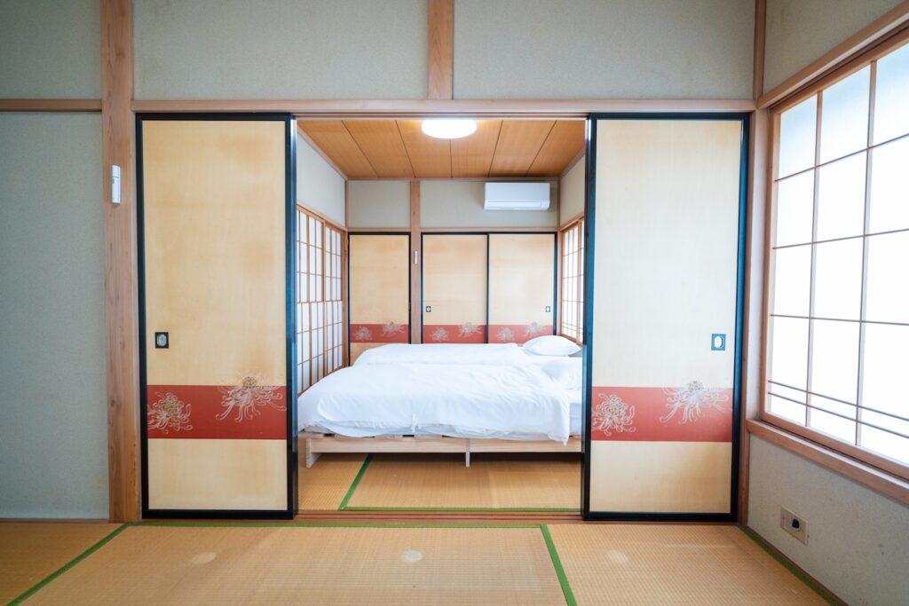 えのきや能生は一棟貸切の宿泊施設で最大12名様までご利用可能です。
