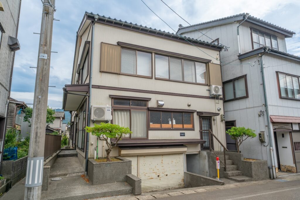 株式会社ダイムス（本社：東京都墨田区、代表：榎木園 翼、以下ダイムス）は、「えのきや」でブランド展開する宿泊施設で3施設目となる「えのきや能生」（英語名：ENOKIYA Nou）が、2025年7月に新潟県糸魚川市に開業しました。